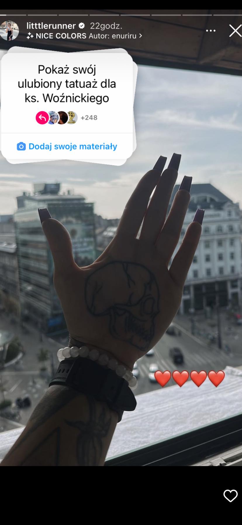 Tatuaż na dłoni Ewy Swobody, fot. instagram,com/littlerunner (zrzut ekranu) 