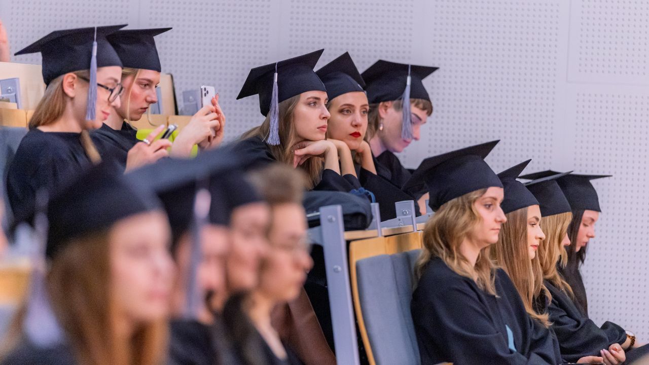 Inicjatywa deregulacyjna dotarła do uczelni. Brzoska bierze się za dyplomy