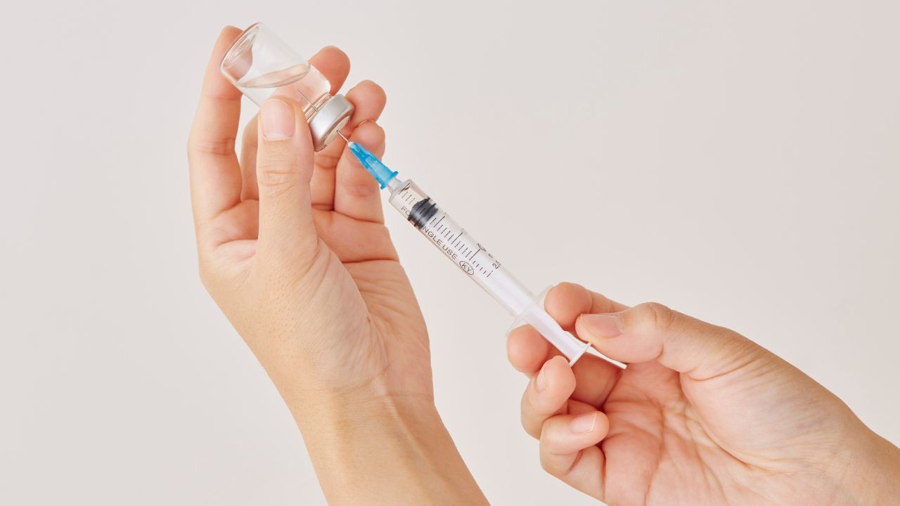 Badania mówią jasno: godzina podania szczepionki ma znaczenie. O której najlepiej się zaszczepić?