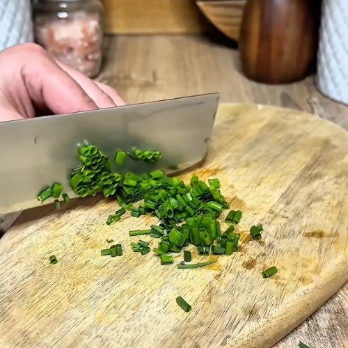 Gotuję kalafiora i łączę z kilkoma składnikami. W kilka minut mam sałatkę lepszą niż jarzynowa