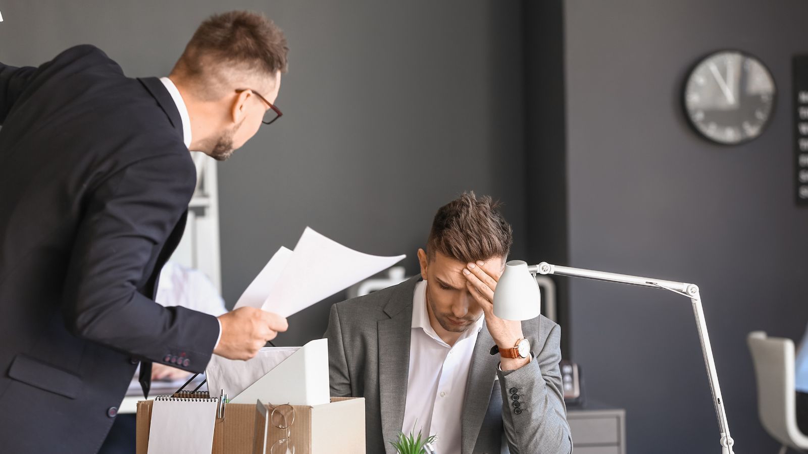 Zakazują pracownikom siadać podczas zmiany. Ministerstwo zabiera głos nt. kontrowersyjnej zasady