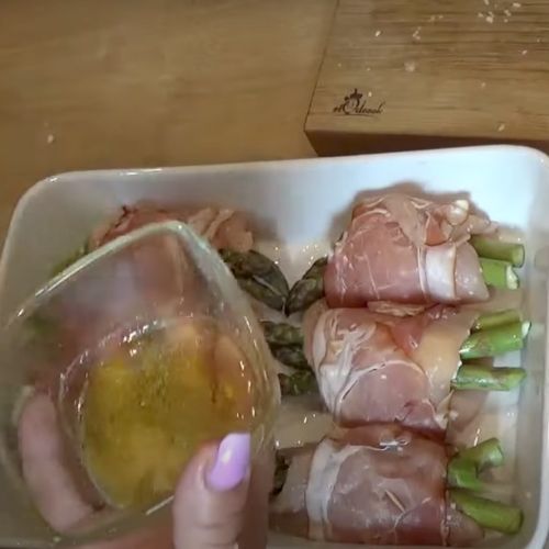 Wystarczy dodać do mięsa boczek i szparagi. Bajecznie prosty i efektowny obiad na Dzień Matki