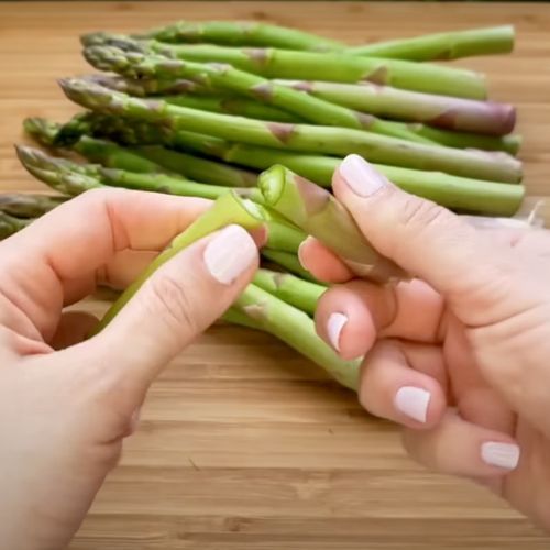 Weź szparagi, owiń je szynką i zawiń w ciasto francuskie. Sezon już trwa