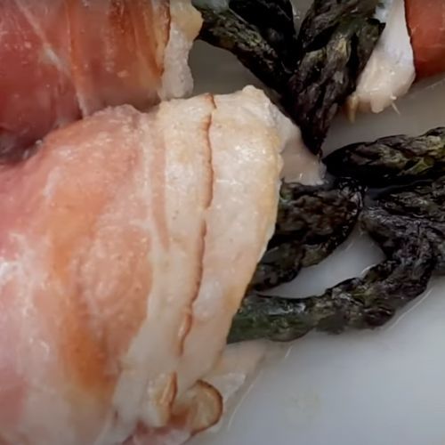 Wystarczy dodać do mięsa boczek i szparagi. Bajecznie prosty i efektowny obiad na Dzień Matki