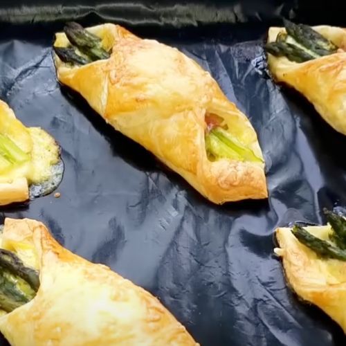 Weź szparagi, owiń je szynką i zawiń w ciasto francuskie. Sezon już trwa