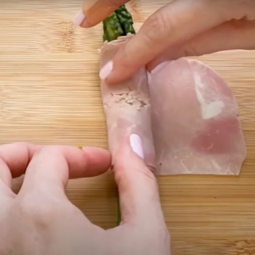 Weź szparagi, owiń je szynką i zawiń w ciasto francuskie. Sezon już trwa