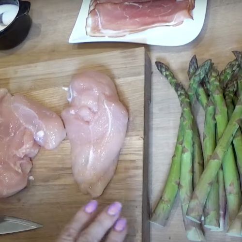 Wystarczy dodać do mięsa boczek i szparagi. Bajecznie prosty i efektowny obiad na Dzień Matki
