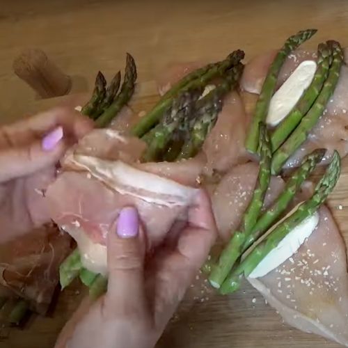 Wystarczy dodać do mięsa boczek i szparagi. Bajecznie prosty i efektowny obiad na Dzień Matki