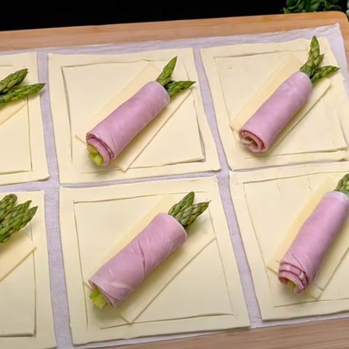 Owiń szynką szparagi i ułóż je na cieście francuskim. O tą kolację ostatnio ciągle prosi mnie rodzina