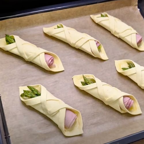 Owiń szynką szparagi i ułóż je na cieście francuskim. O tą kolację ostatnio ciągle prosi mnie rodzina