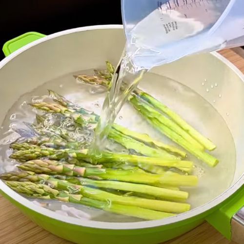 Owiń szynką szparagi i ułóż je na cieście francuskim. O tą kolację ostatnio ciągle prosi mnie rodzina