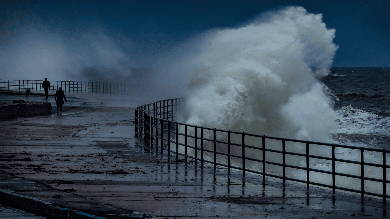Sztorm paraliżuje Skandynawię i zagraża polskiemu wybrzeżu. Odwołano promy do Polski