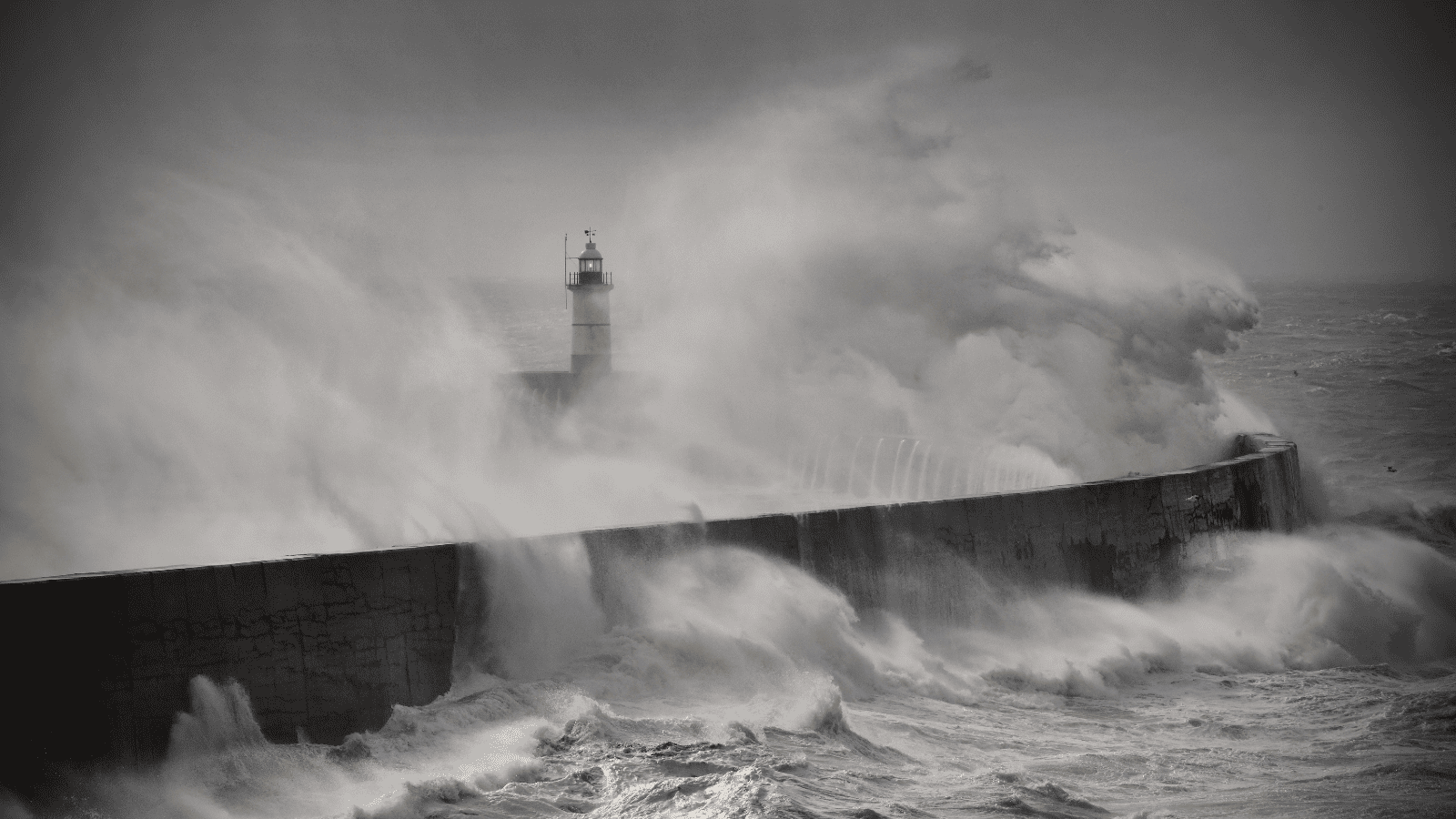 Sztorm paraliżuje Skandynawię i zagraża polskiemu wybrzeżu. Odwołano promy do Polski
