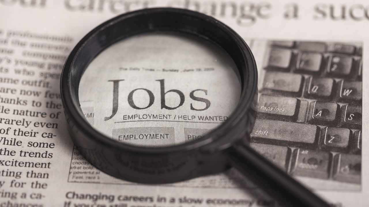 Tyle wynosi zasiłek dla bezrobotnych w 2025 roku. Tym Polakom przysługuje, trzeba spełnić warunki