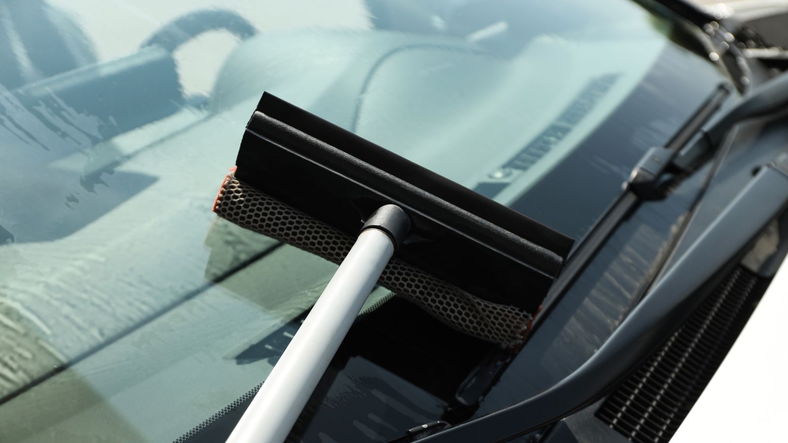 Naklejka rejestracyjna na szybie. Czy w 2026 r. nadal musisz ją mieć i czy grozi Ci mandat?