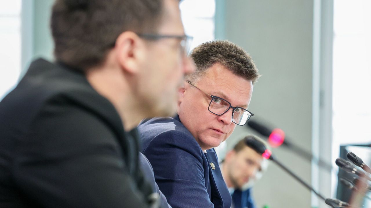 Hołownia nie przyszedł na przesłuchanie do prokuratury. Dziennikarze go namierzyli. Wiadomo, gdzie jest