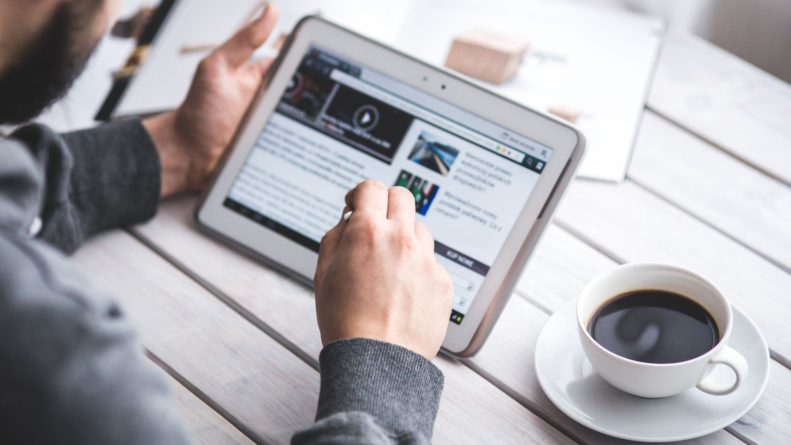 Dezinformacja na TikToku z użyciem AI. Wiceminister cyfryzacji wezwał Komisję Europejską do interwencji