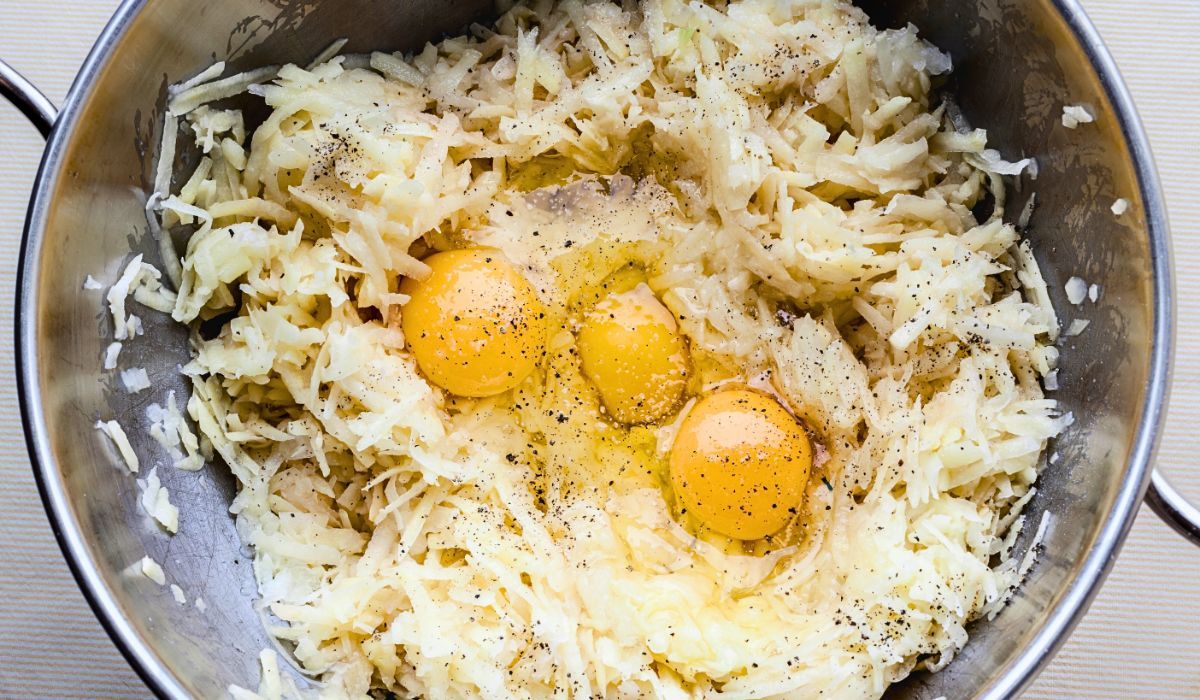 Zetrzyj 5 ziemniaków i wrzuć 3 jajka. W chwilę zrobisz pyszny obiad na każdą kieszeń