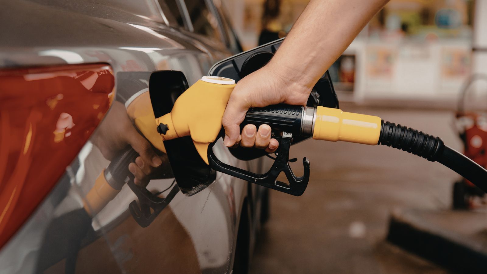 Czerwień zalała giełdę. Gdy Polacy spali, ceny ropy wystrzeliły. Kolejna granica przebita