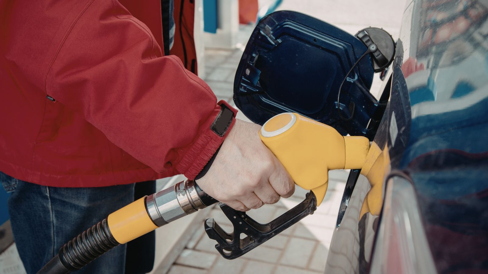 Zjeżdżają do Polski i "wysuszają" stacje. Rząd daje sygnał ws. limitów dla obcokrajowców