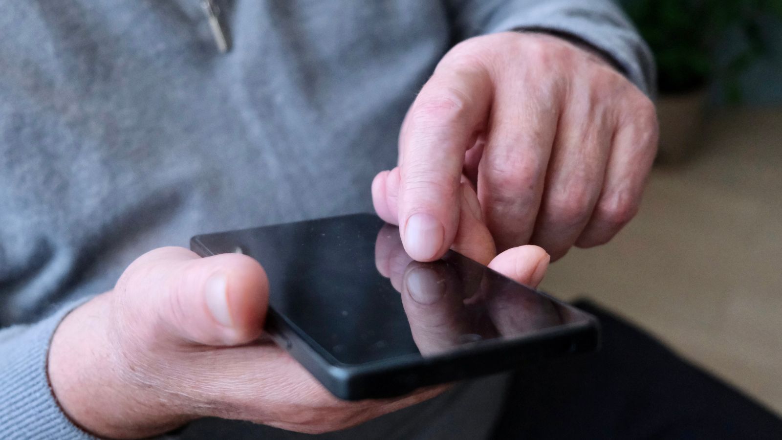 Telefon od "córki” kosztował seniora 91 tys. zł. Policja ostrzega przed oszustami