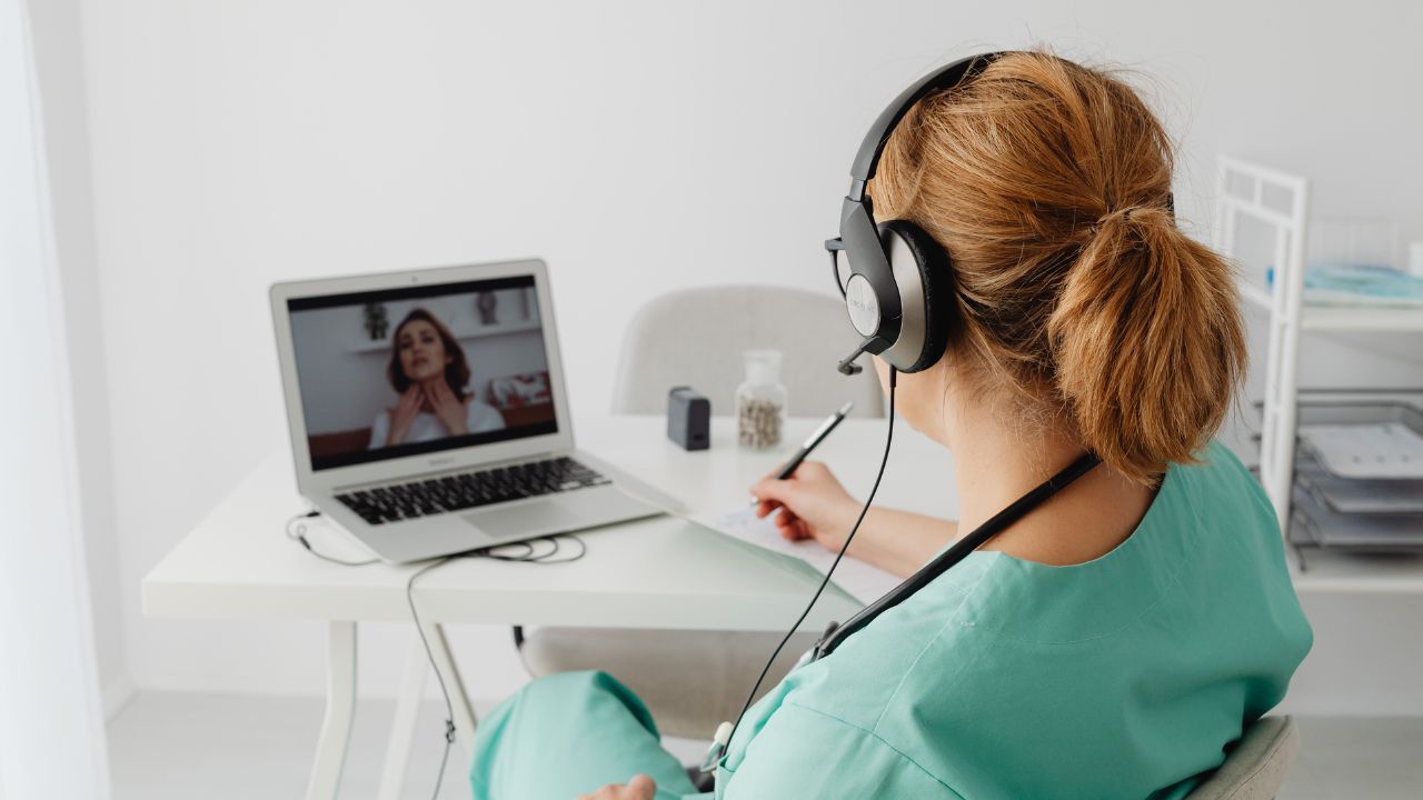 Niepokojący proceder w sieci. Recepty i zwolnienia na masową skalę, nie wystawia ich lekarz