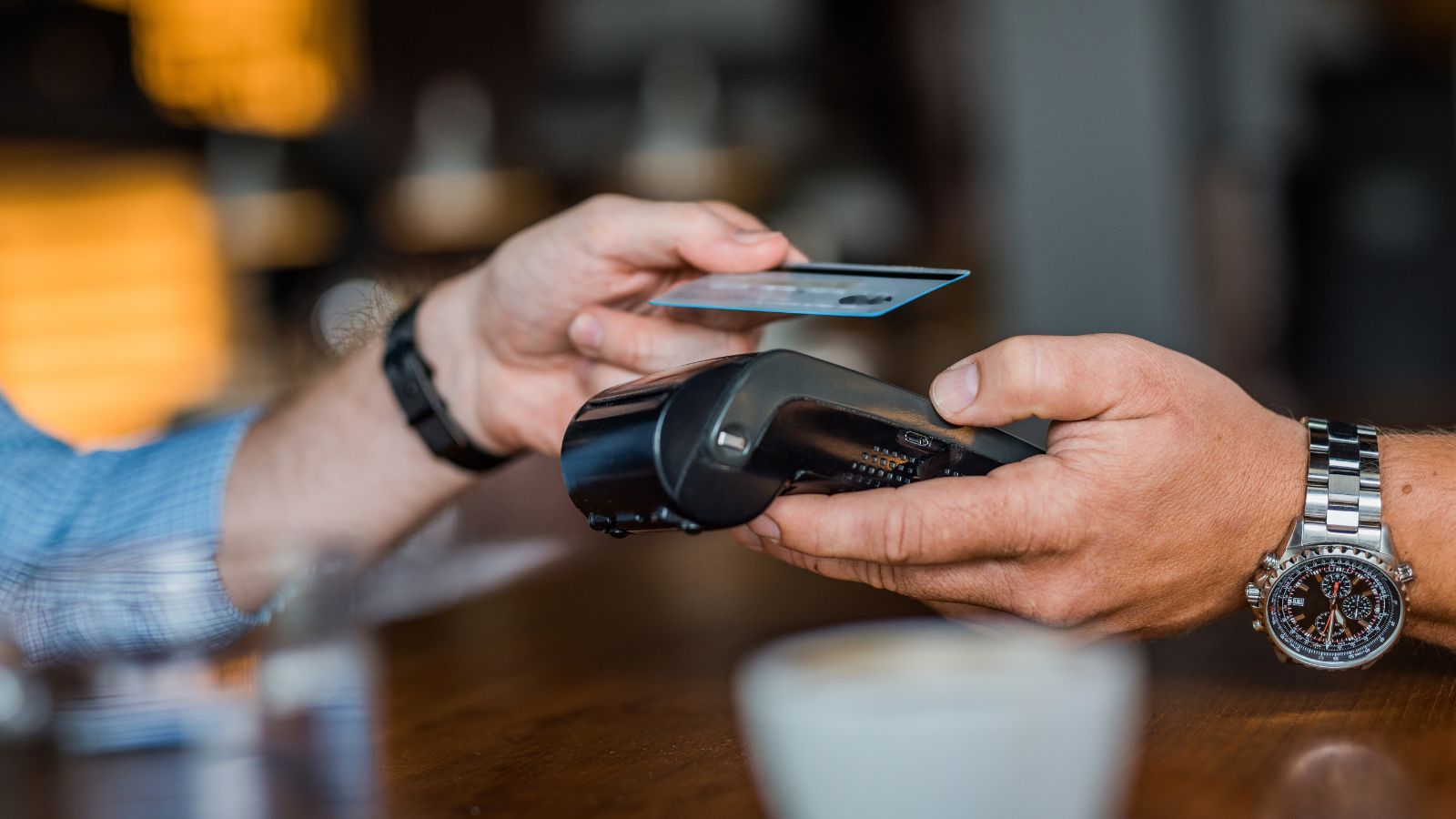 Nigdy nie rób tego w restauracji. Ten błąd może kosztować setki złotych