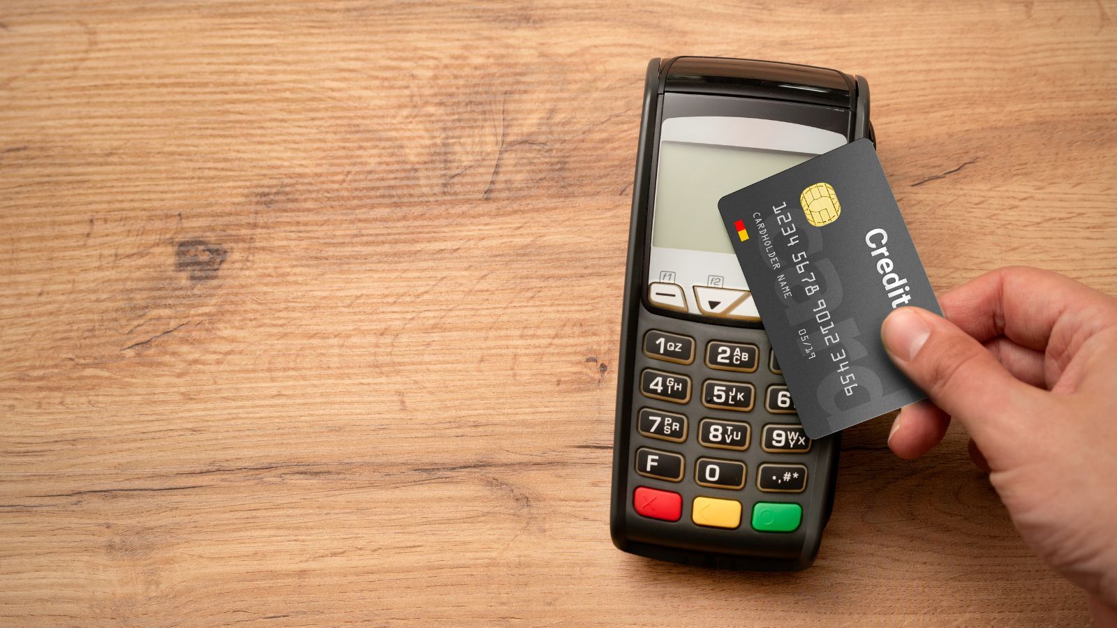 Nigdy nie rób tego w restauracji. Ten błąd może kosztować setki złotych