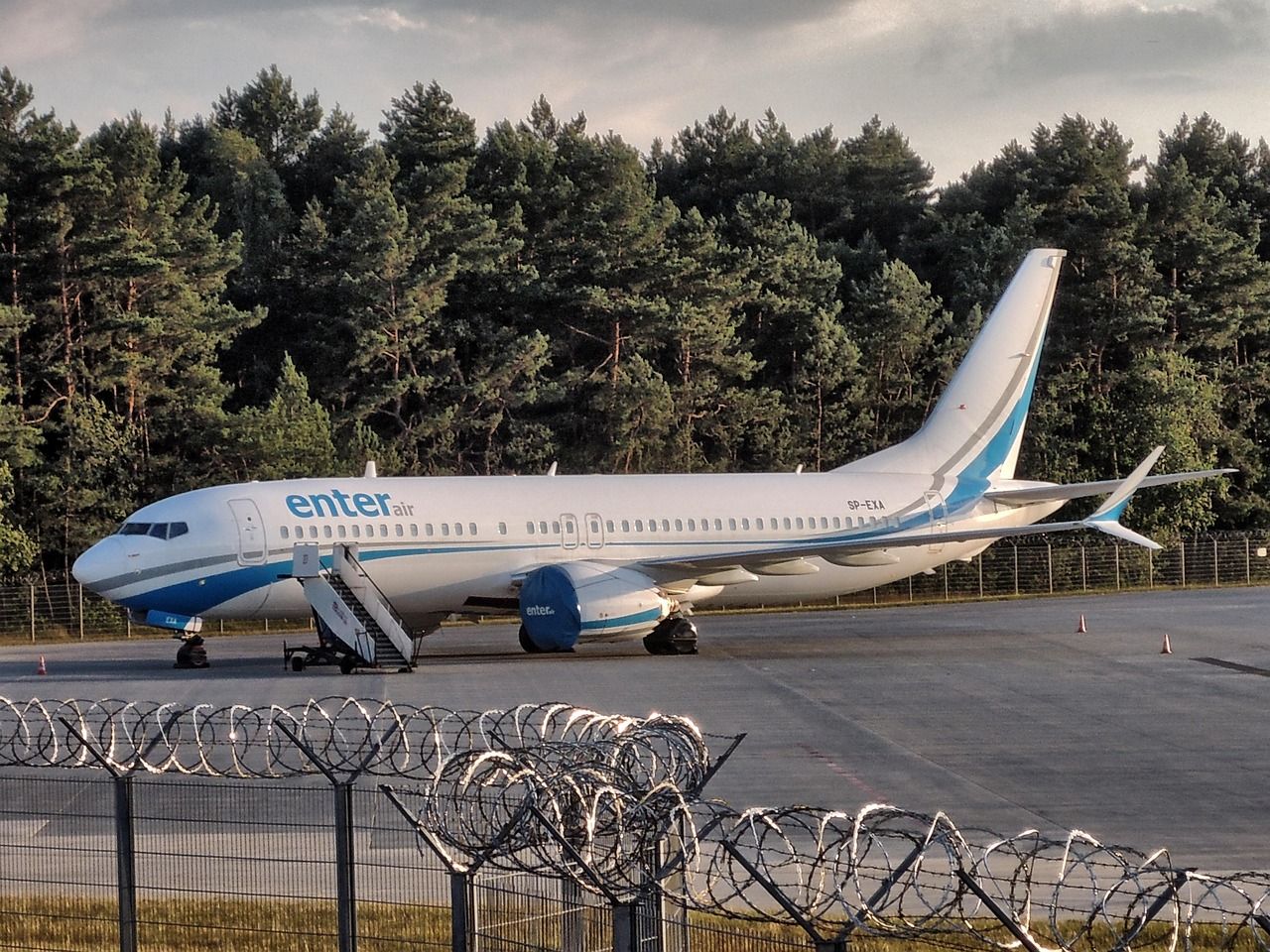 the-plane-4430419_1280.jpg