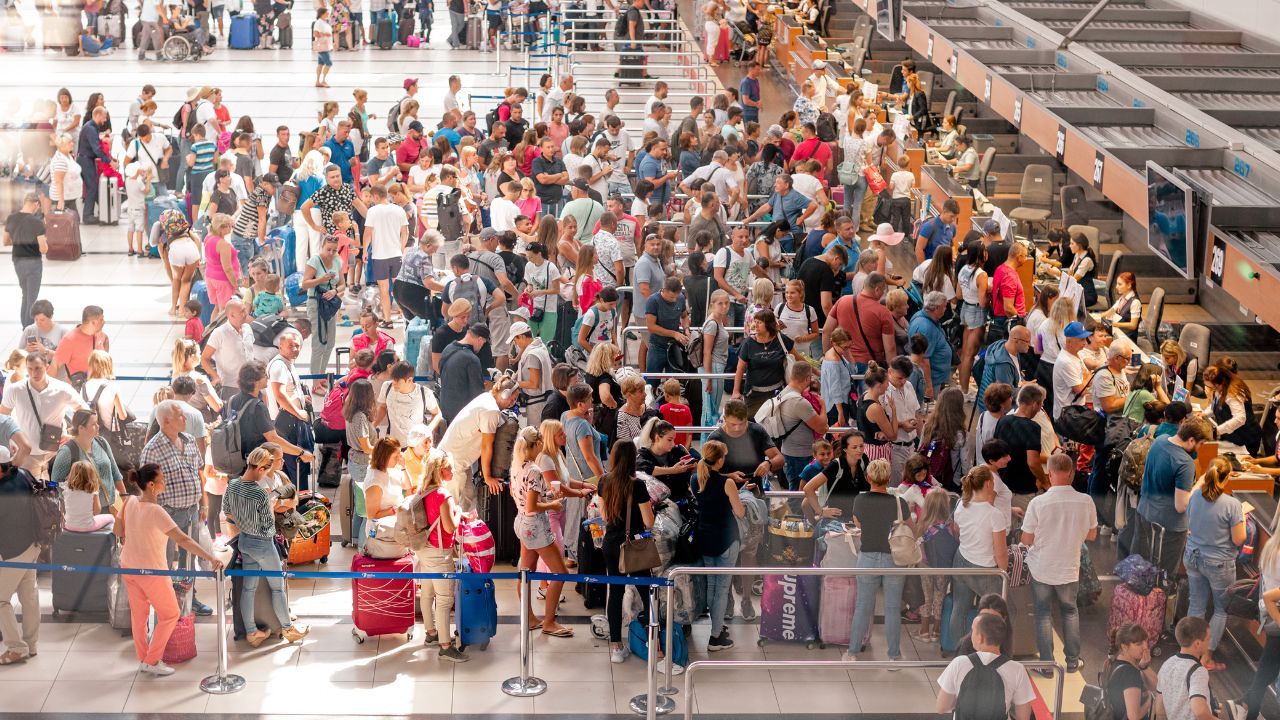 tłum na lotnisku, lotnisko Antalya