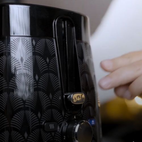 Tosty z jajkiem i herbatą z dodatkami - pyszne śniadanie z tosterem ZTS8010 i czajnikiem ZCK7640 od Zelmer