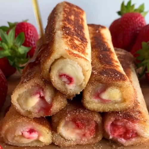 Z truskawek i chleba tostowego robię szybkie śniadanie. Moja rodzina je uwielbia