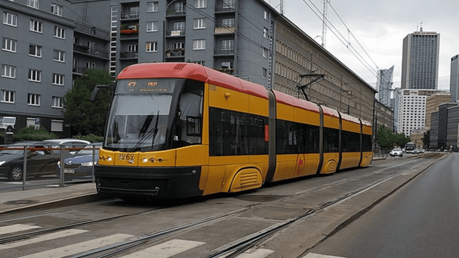 Reanimacja w Centrum Warszawy! Dramatyczne potrącenie przez tramwaj