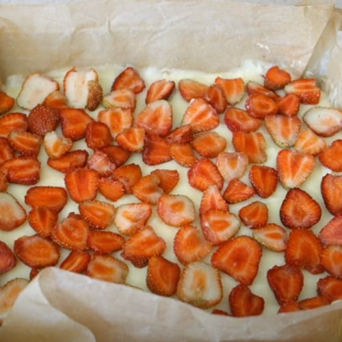 Szybkie ciasto z truskawkami. Blacha znika tego samego dnia