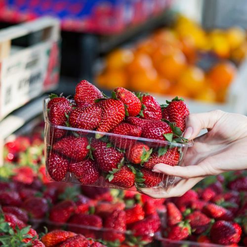 Uważaj na oszustów podczas zakupu truskawek. Tak rozpoznasz polskie od importowanych