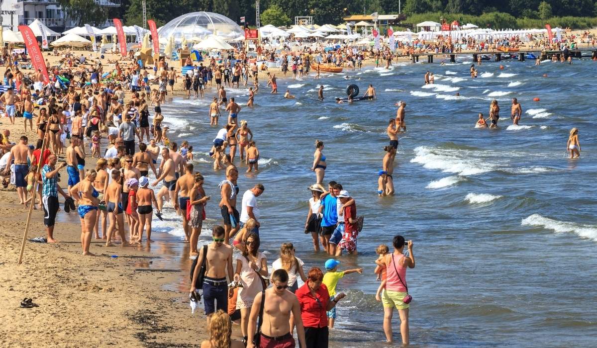 turyści na plaży