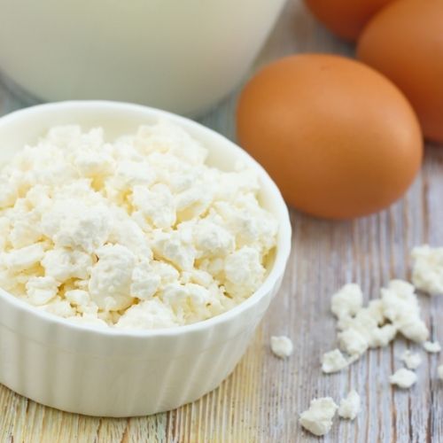 Omlet z serka wiejskiego i jajek. Proste i pyszne śniadanie