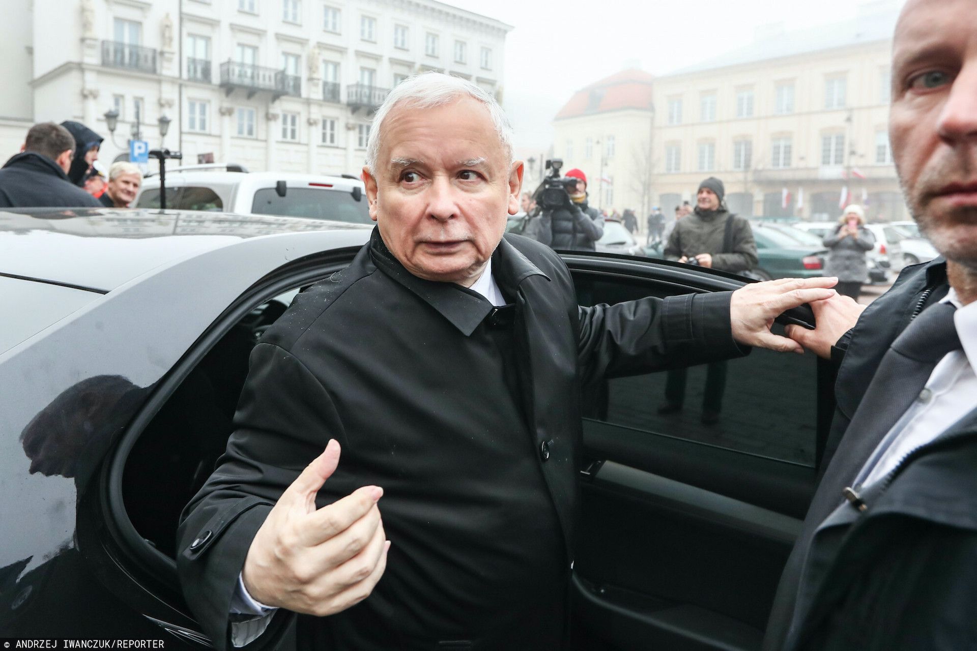 Kierowcy Jarosława Kaczyńskiego złamali przepisy, dostaliby ponad tysiąc złotych mandatu