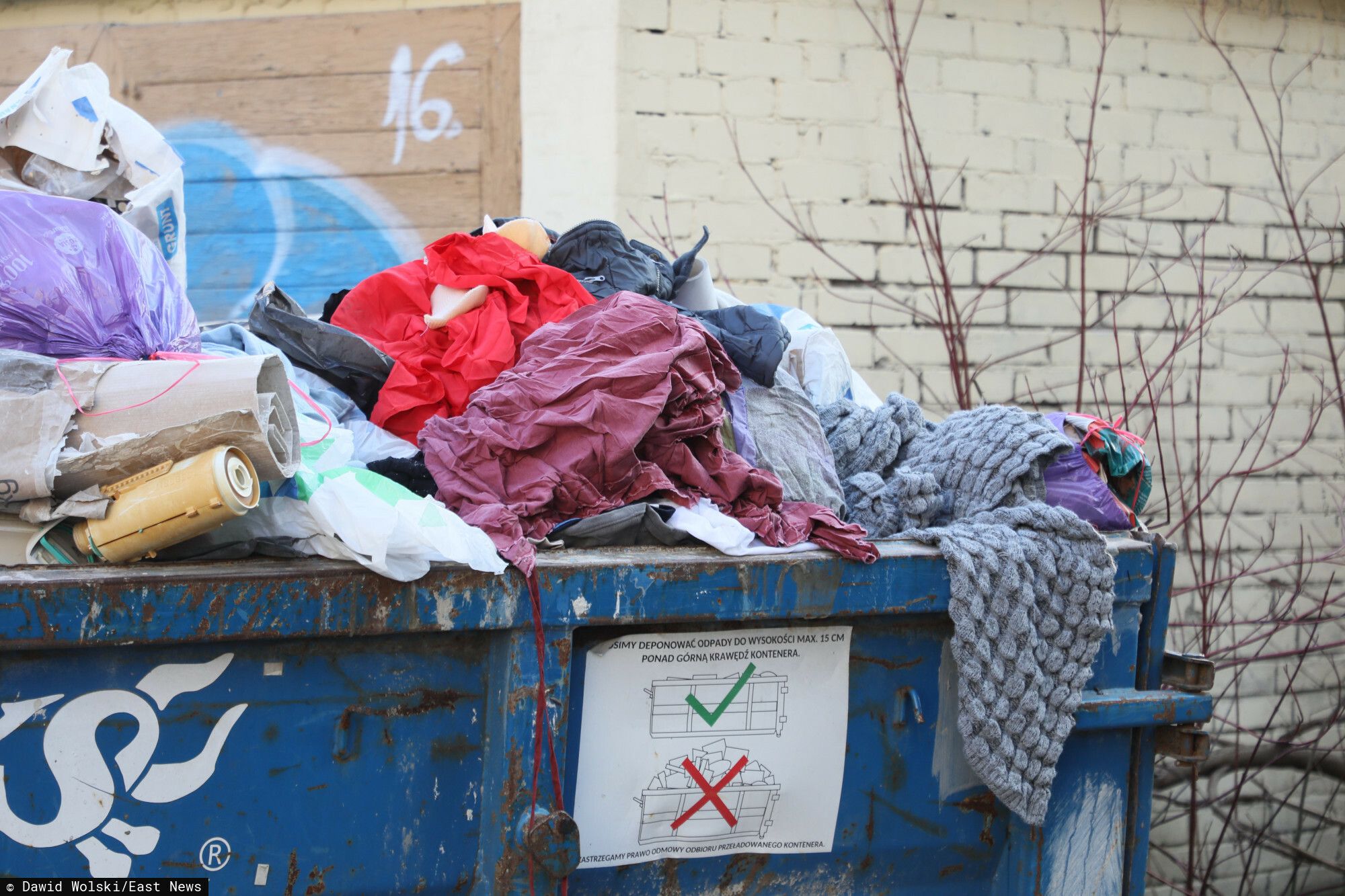 Rewolucja w segregacji śmieci, zaczęło się 1 stycznia. Przed domami fioletowe worki i kosze