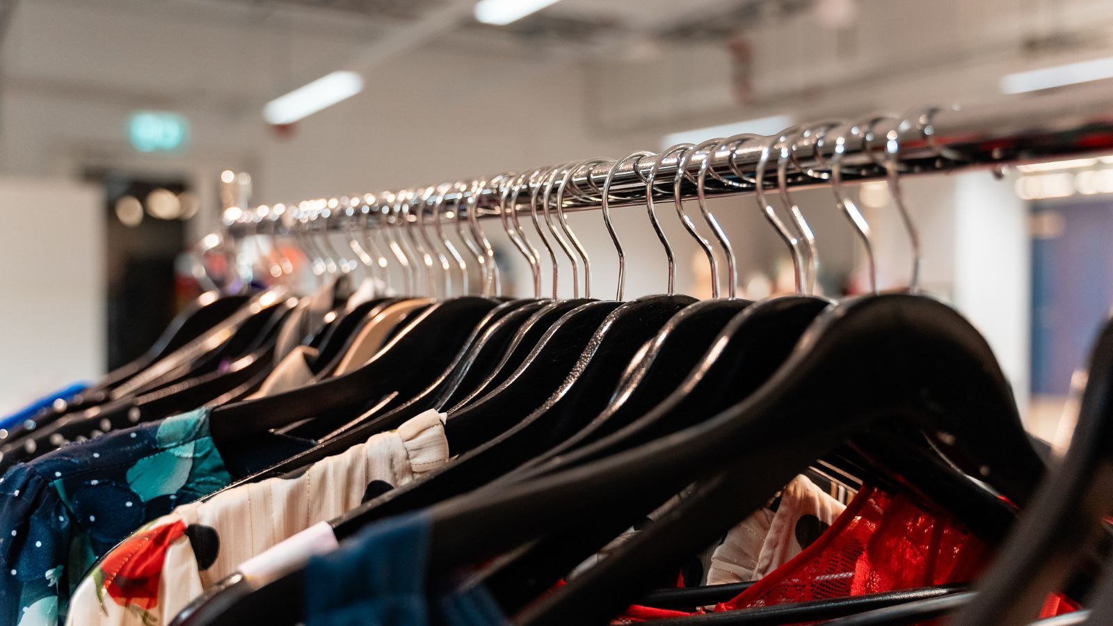 Gigantyczny nalot skarbówki na centrum handlowe. Zabezpieczono prawie 158 tys. sztuk towaru