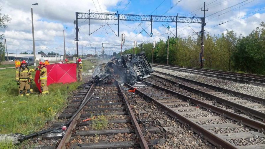 Tragedia na przejeździe kolejowym, nie żyje jedna osoba. Osobówka stanęła w płomieniach
