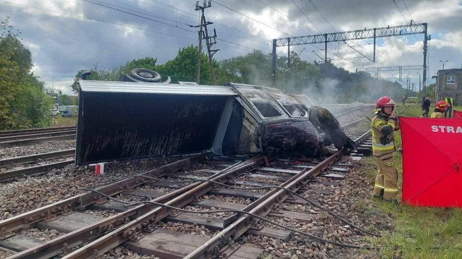 Tragedia na przejeździe kolejowym, nie żyje jedna osoba. Osobówka stanęła w płomieniach