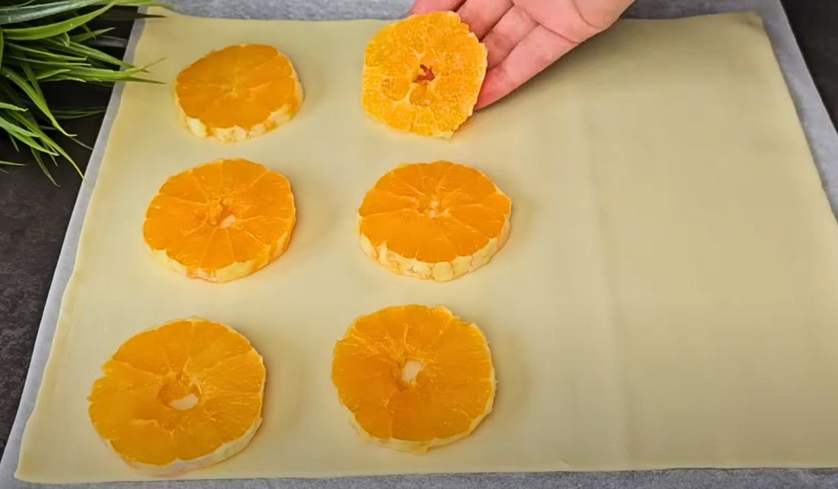 Pokrój pomarańcze i ułóż na cieście francuskim. Ten deser zrobisz dosłownie w chwilę