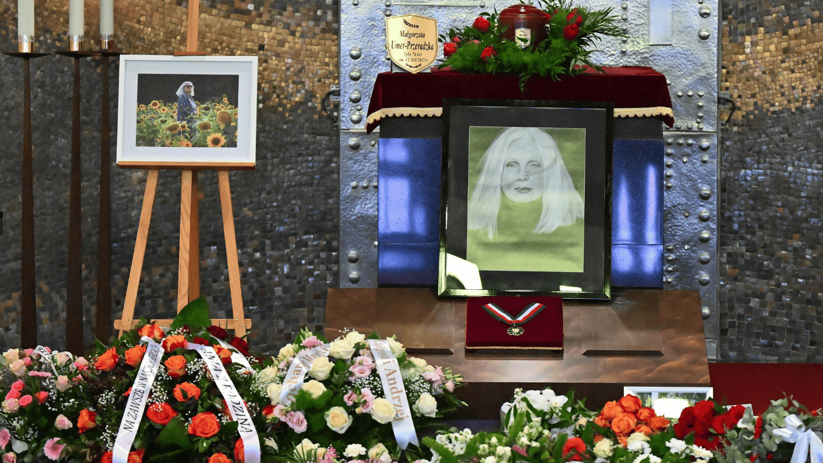 Zbigniew Zamachowski pojawił się z Ukochaną na pogrzebie Magdy Umer. Te miny mówią wszystko