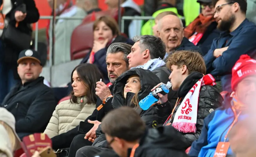 Znany dziennikarz z nadąsaną żoną na trybunach. Trwa mecz Polska-Albania, a tu takie emocje