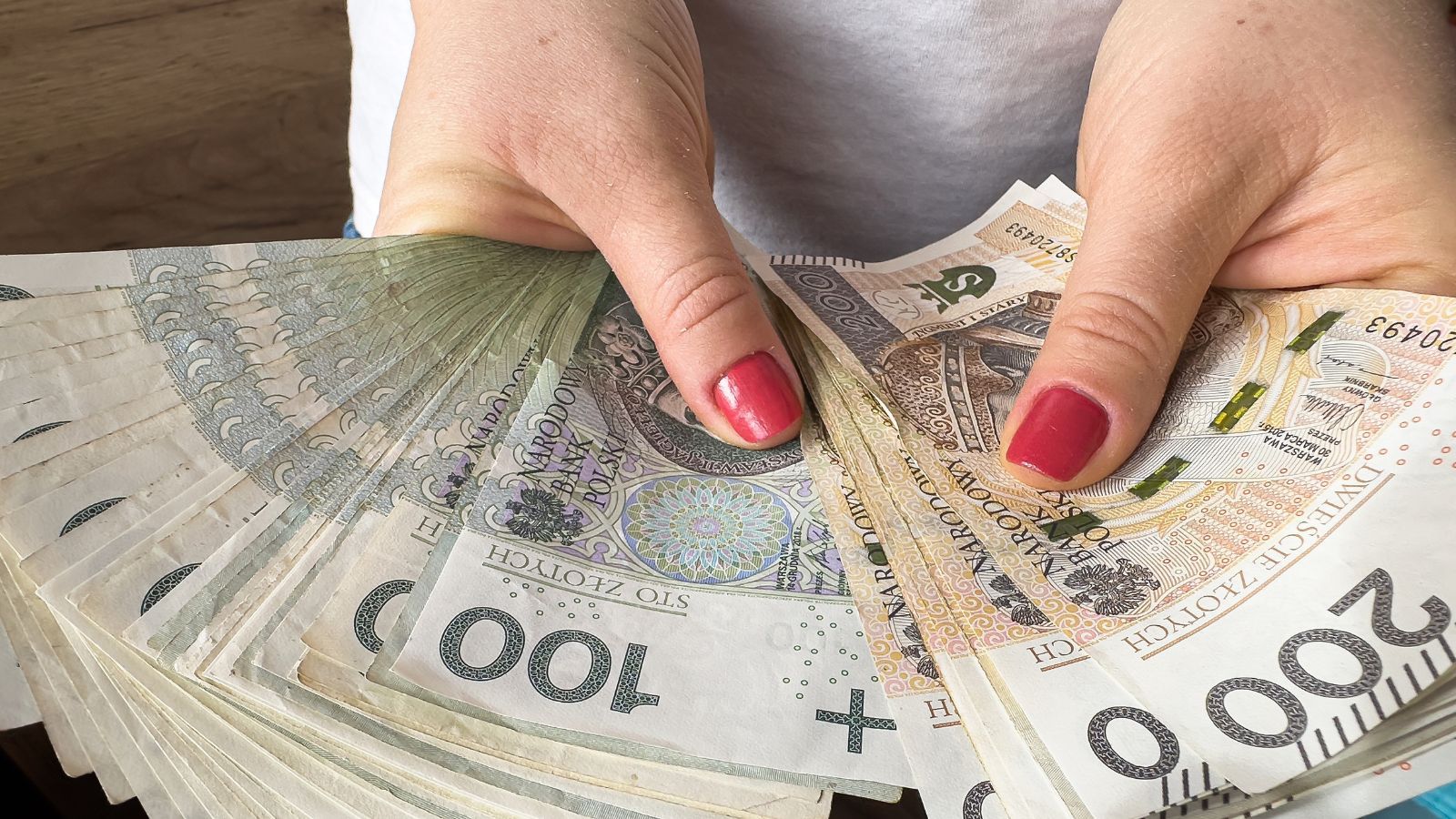 Do końca sierpnia na konta wpłynie 2590 zł. Skorzysta konkretna grupa pracowników