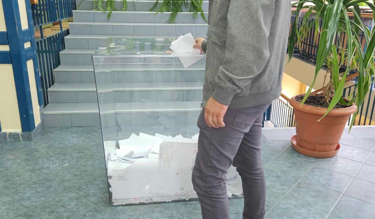 Wstrząsające sceny przy urnie wyborczej. Mężczyzna zabronił żonie głosować. Zabrał jej kartę i wyszedł!