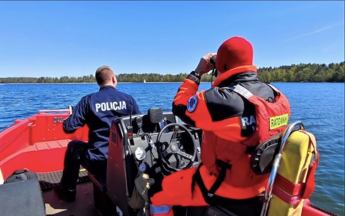 policjant łódka strażak poszukiwania