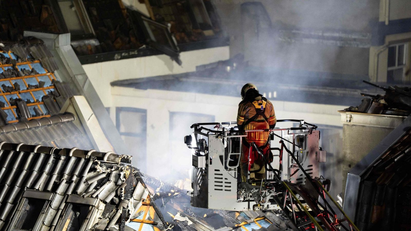 Seria eksplozji w Holandii. Nad miastem widoczne są gęste kłęby dymu