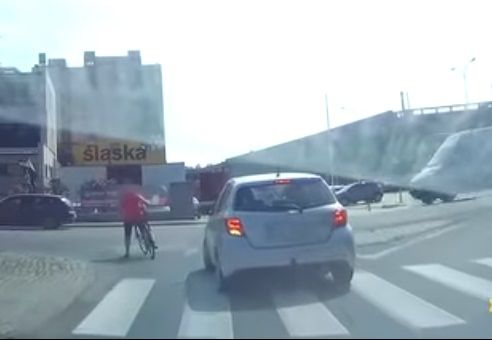 Kierowca celowo potrącił rowerzystkę na skrzyżowaniu